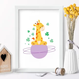 4231g3 quadro decorativo infantil girafinha em planeta lilás realista