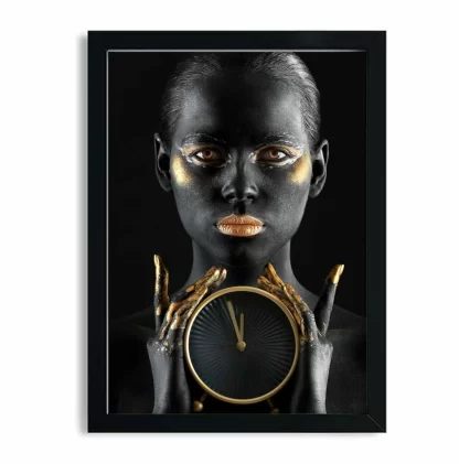18pd Quadro Decorativo Preto e Dourado Mulher Com Relógio moldura preta